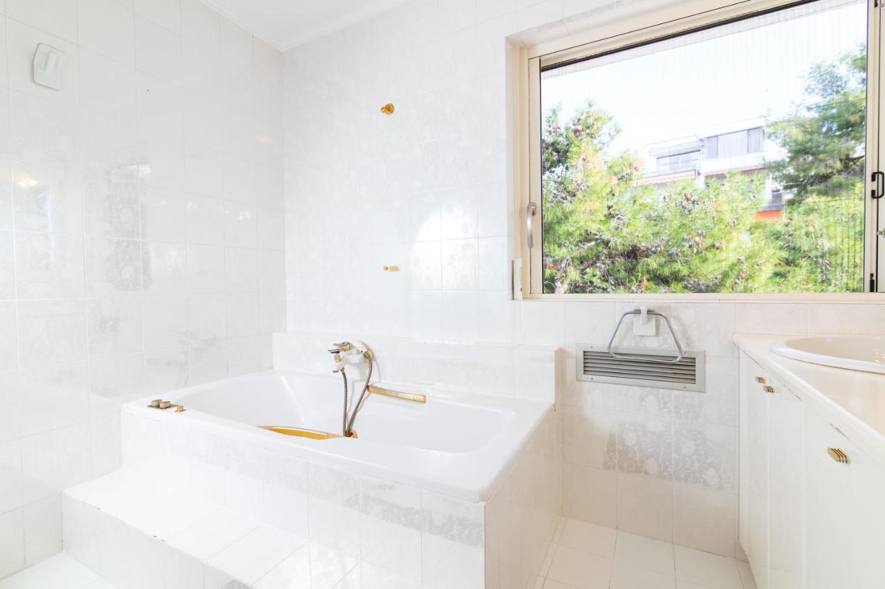Sunlight House - Palatial Fully Equipped Apartment Near The Sea Атина Екстериор снимка